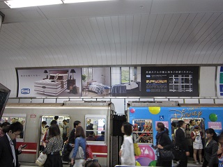 大阪地下鉄　本町駅ドーム広告