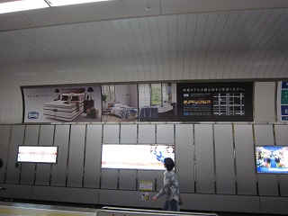 大阪地下鉄　本町駅ドーム広告