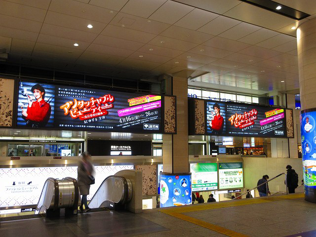 梅田駅デジタルサイネージ写真