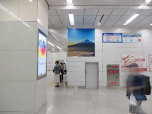 新幹線新大阪駅コンコース壁面シート広告写真